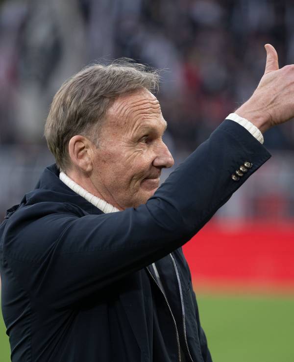 Hans-Joachim Watzke zeigt einen Daumen nach oben.