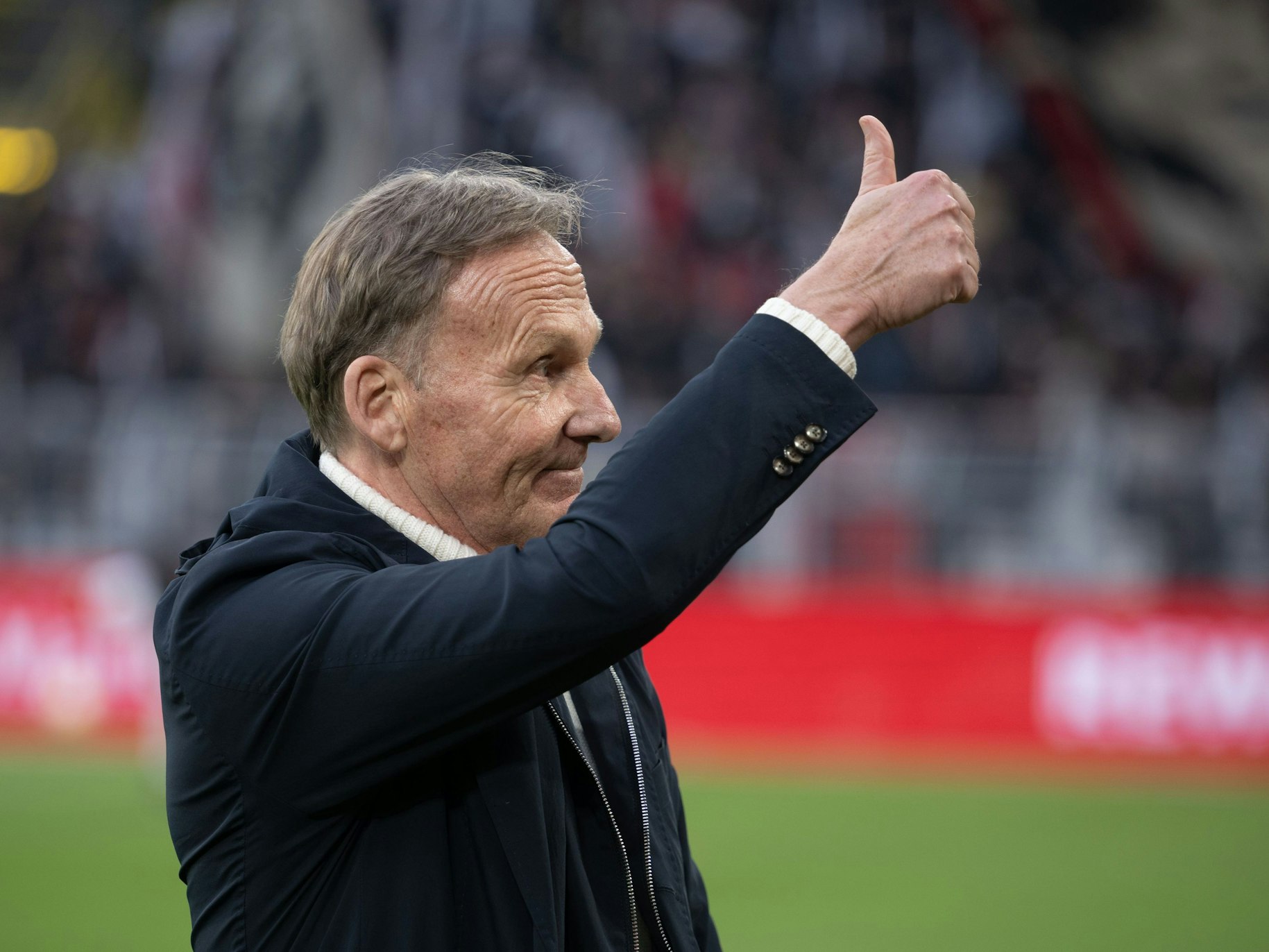 Hans-Joachim Watzke zeigt einen Daumen nach oben.