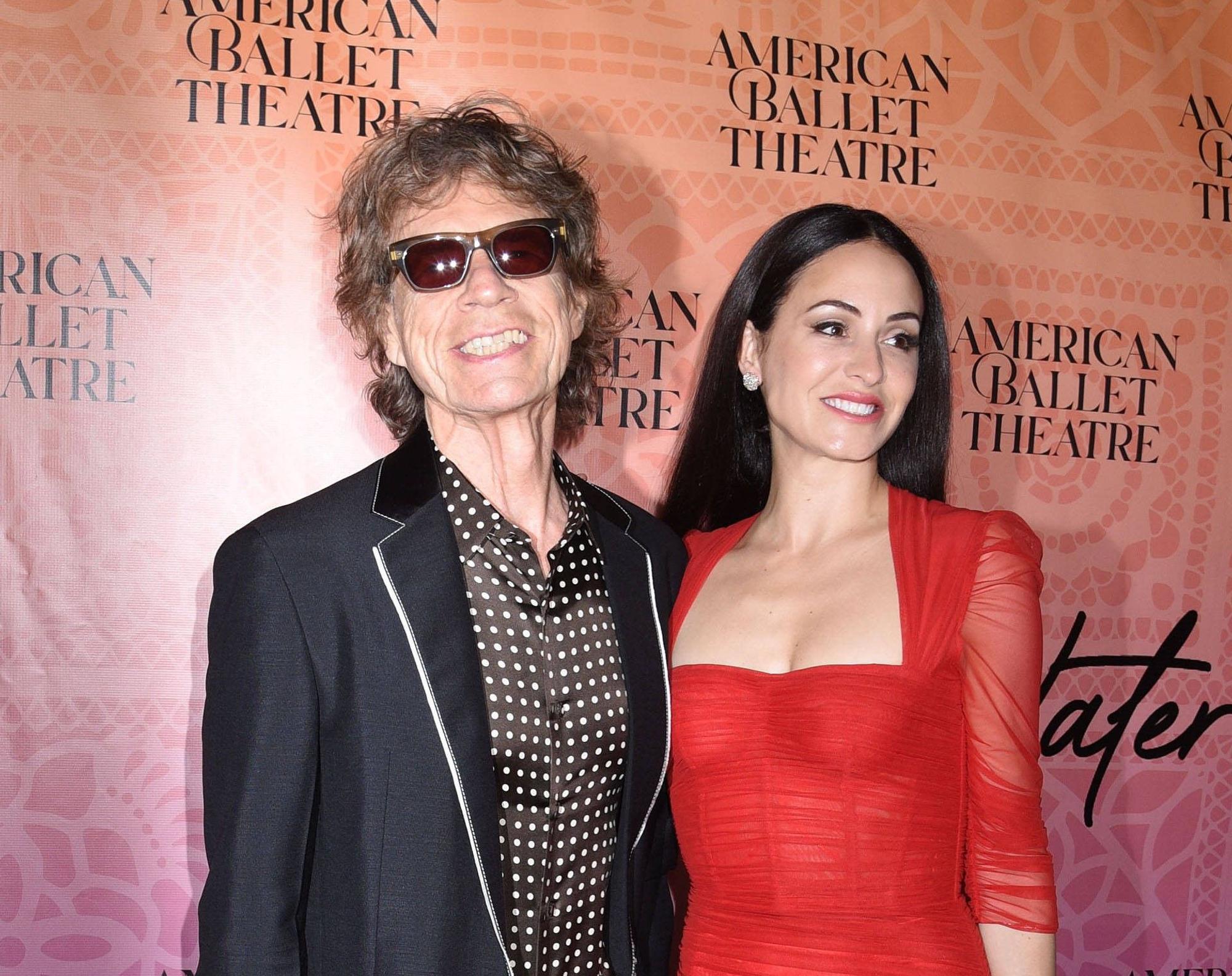 Mick Jagger und Melanie Hamrick lächeln in die Kamera