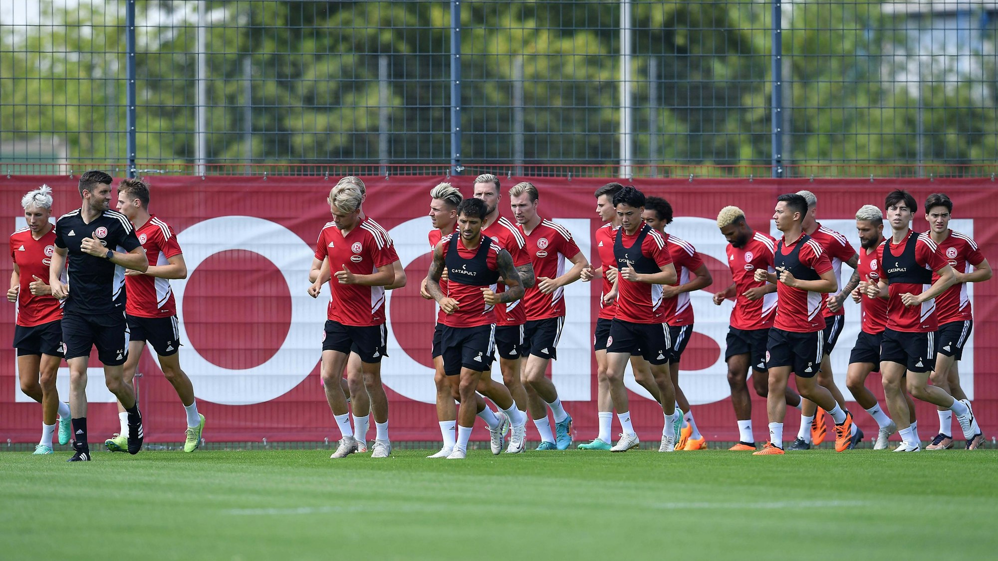 Die Spieler von Fortuna Düsseldorf laufen sich beim Training warm.