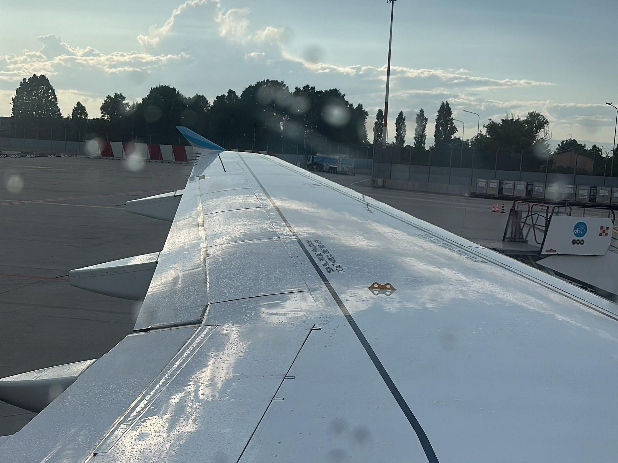 Blick aus dem Fenster des Flugs EW 838