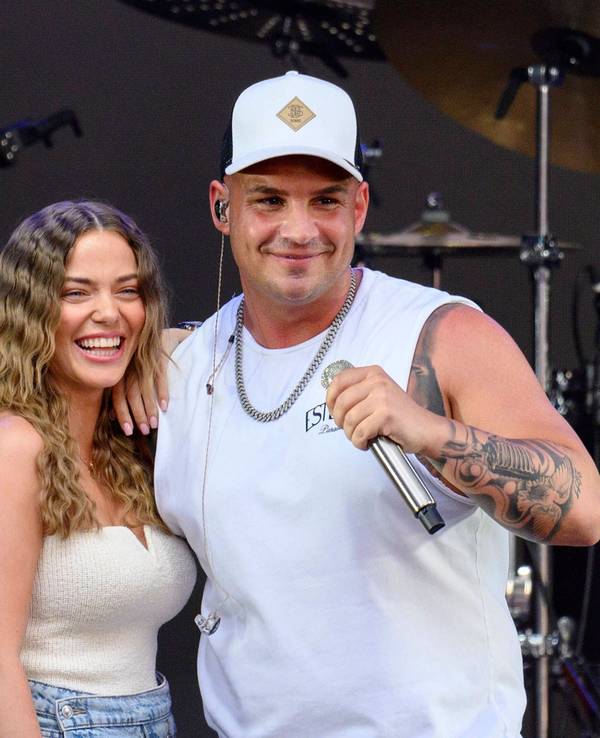 Laura Maria Rypa und Sänger Pietro Lombardi lächeln.