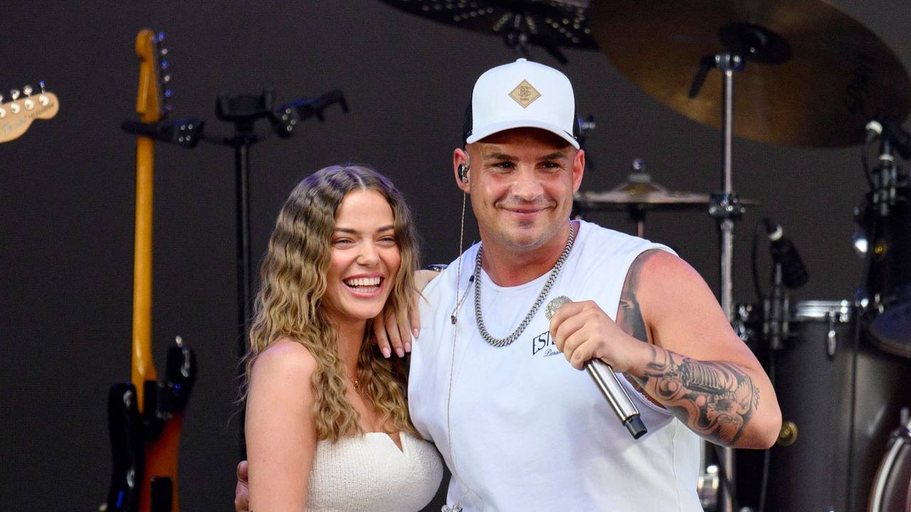 Laura Maria Rypa und Sänger Pietro Lombardi lächeln.
