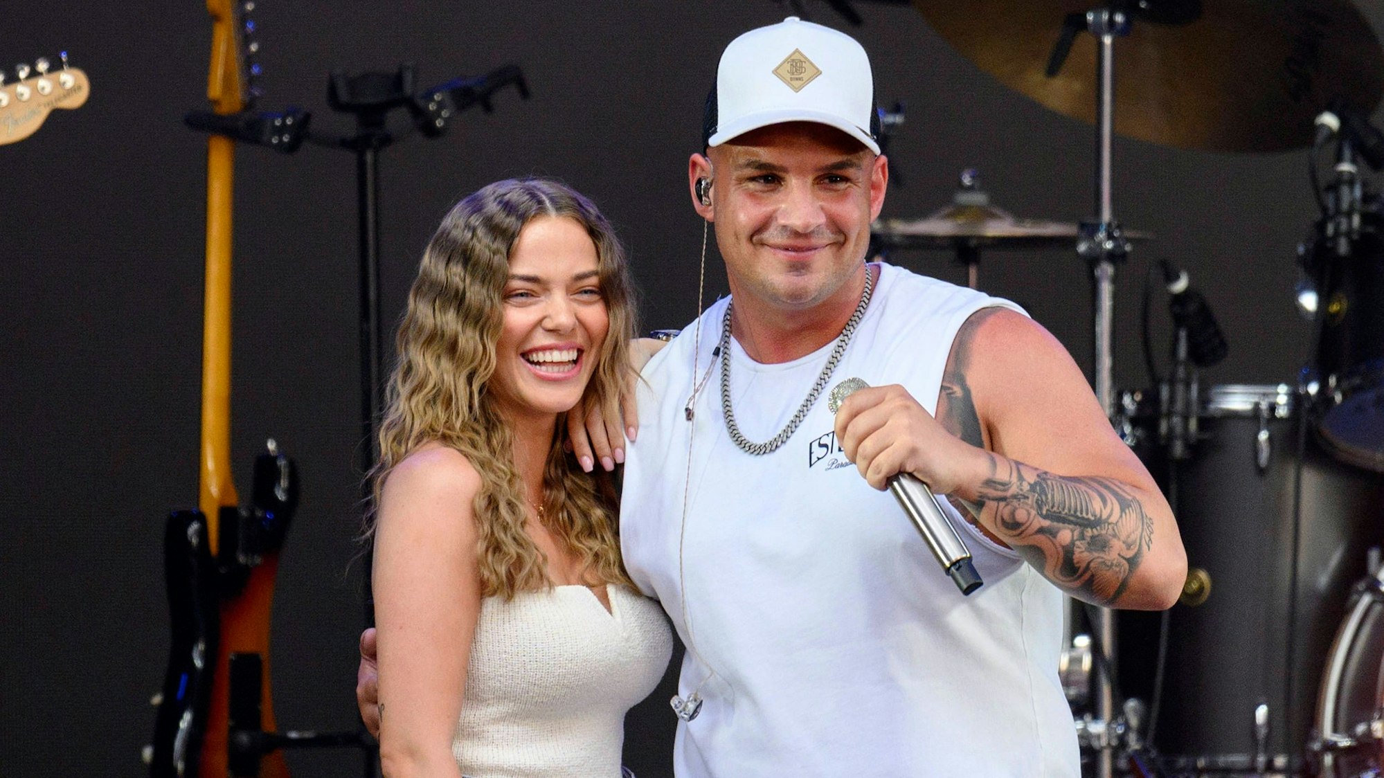 Influencerin Laura Maria Rypa und Sänger Pietro Lombardi bei seinem Konzert im Rahmen des Bonn Live Open Air am Telekom Campus in Bonn-Beuel.