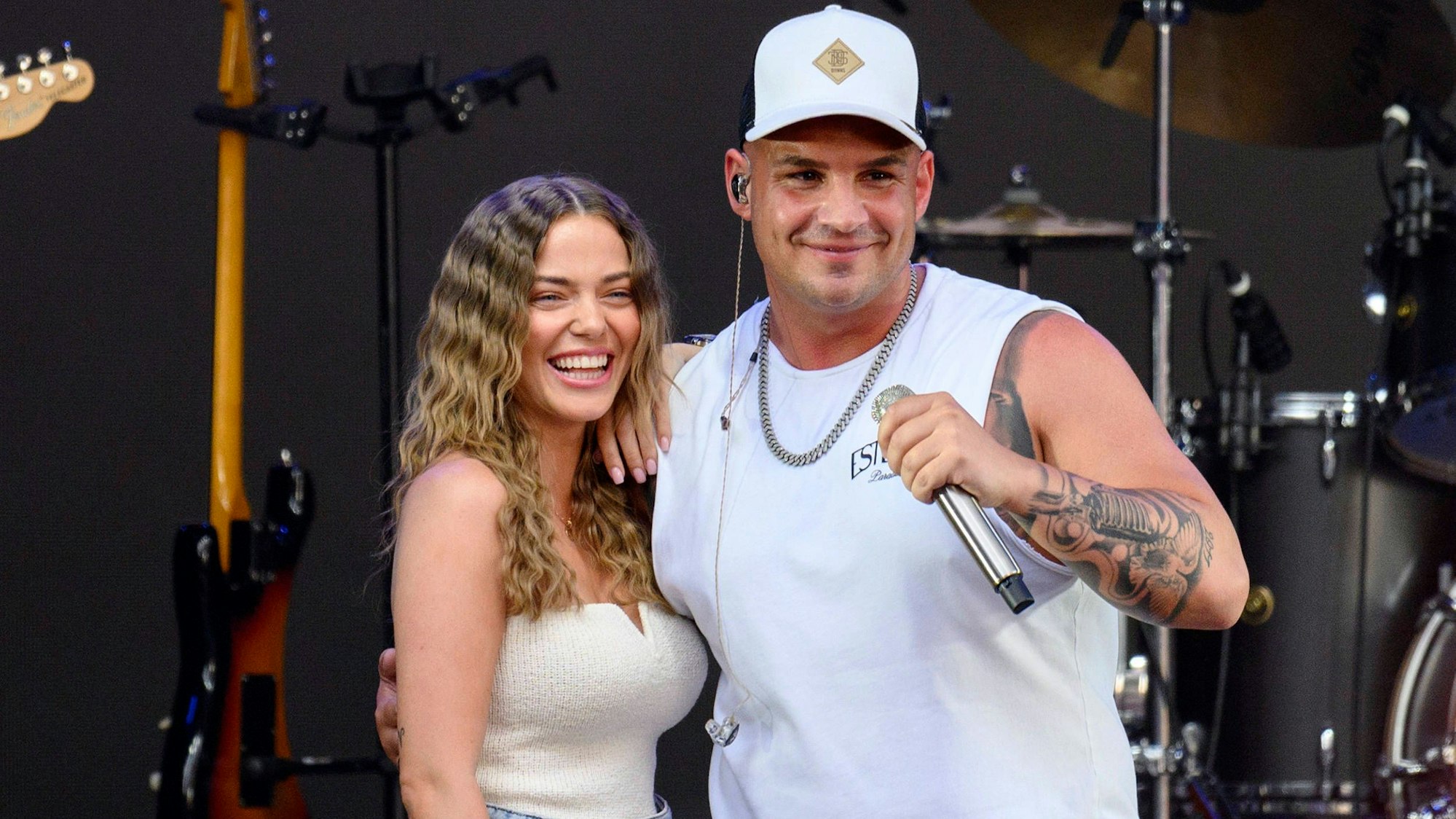 Influencerin Laura Maria Rypa und Sänger Pietro Lombardi stehen bei einem Konzert des Sängers in Bonn am 16. Juni 2023 gemeinsam auf der Bühne.
