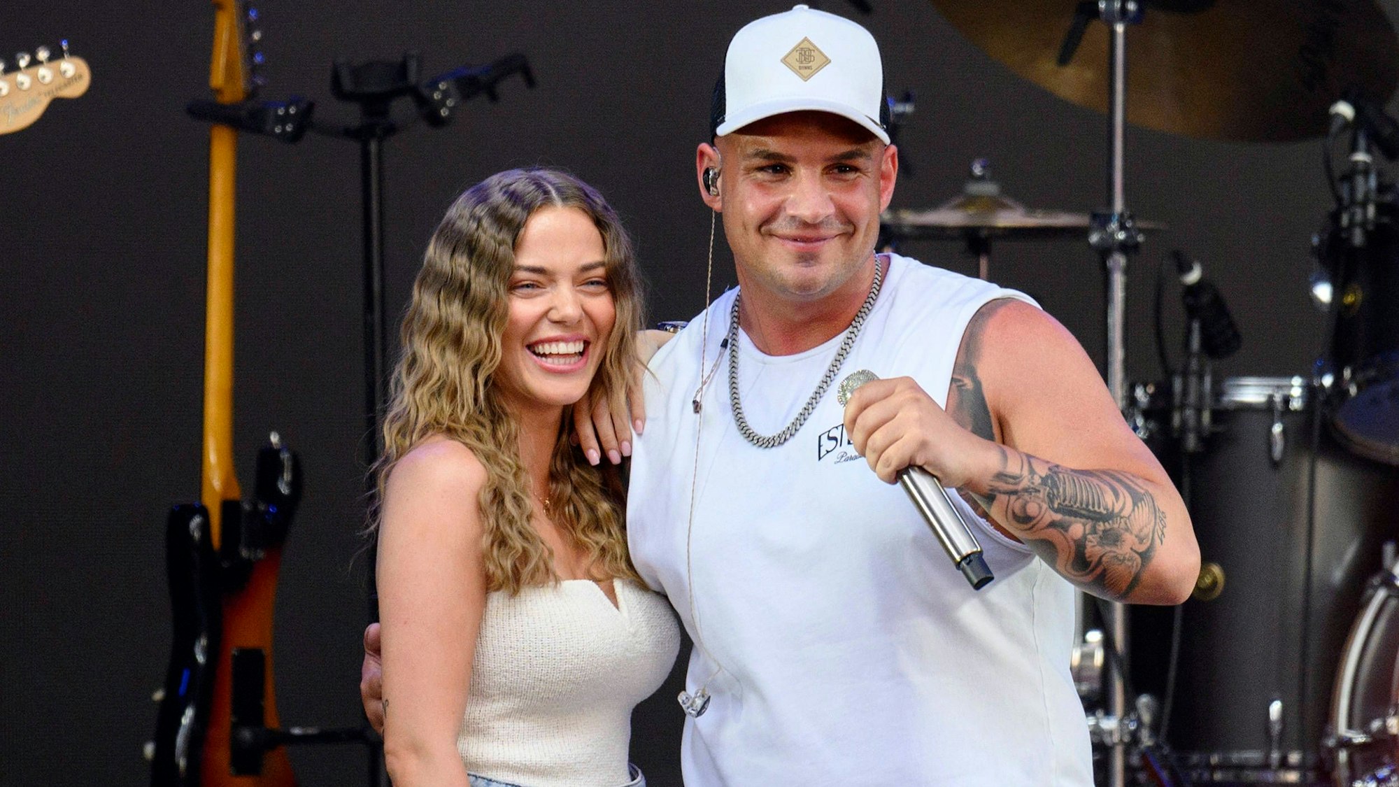 Influencerin Laura Maria Rypa und Sänger Pietro Lombardi stehen bei einem Konzert des Sängers in Bonn am 16. Juni 2023 gemeinsam auf der Bühne.
