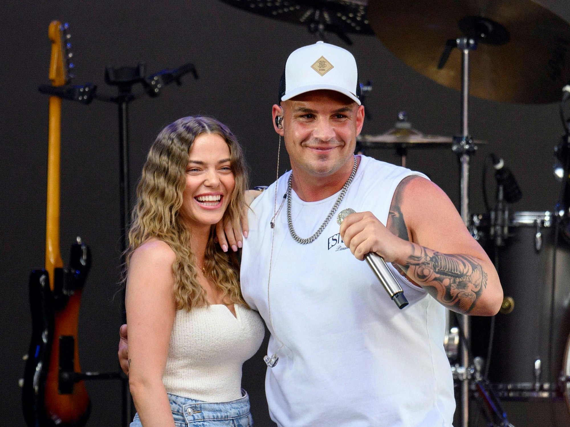 Laura Maria Rypa und Sänger Pietro Lombardi lächeln.