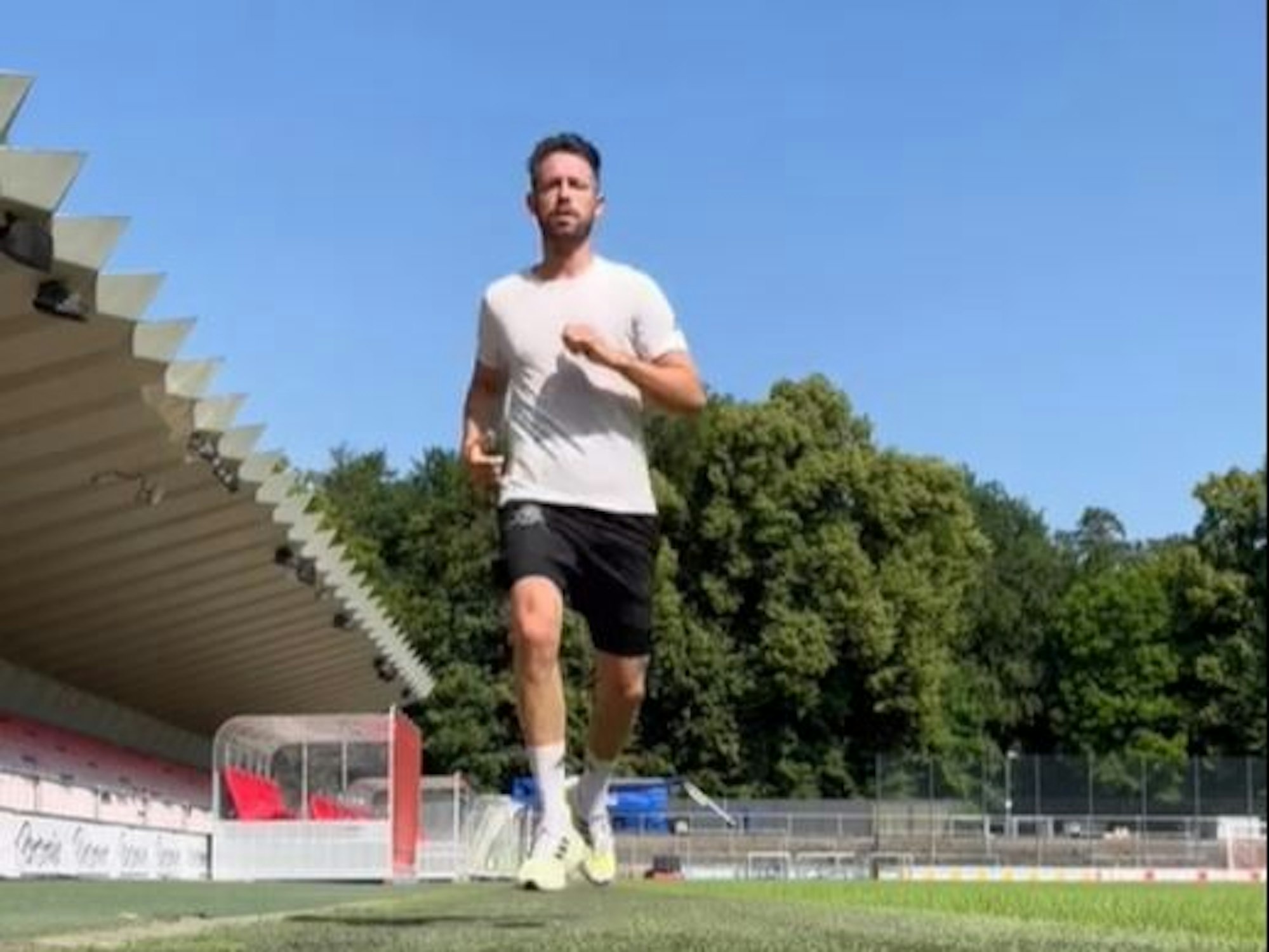 Mark Uth läuft im Franz-Kremer-Stadion ein paar Bahnen.