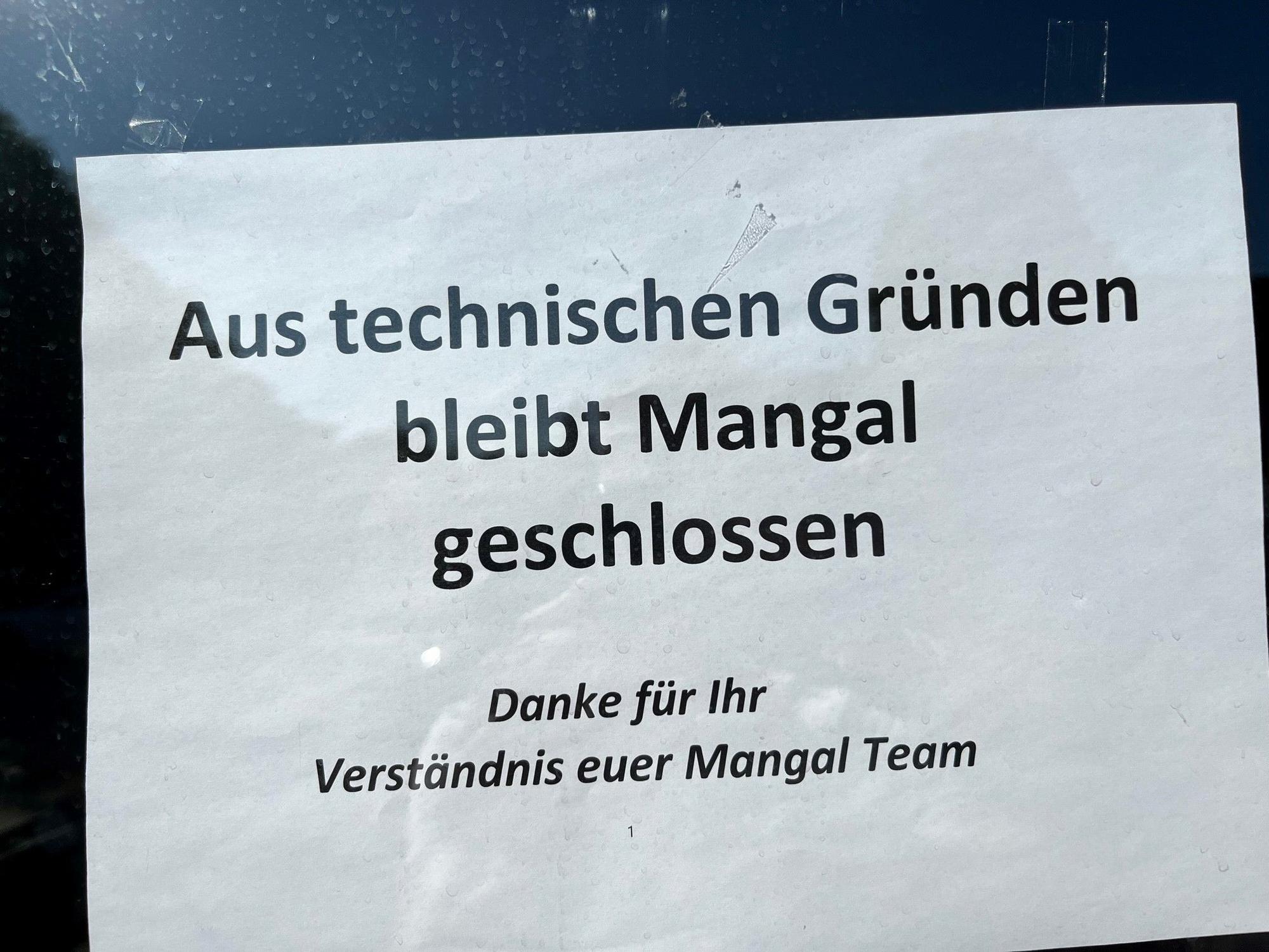 Ein Schild weist darauf hin, dass die Filiale in Stommeln geschlossen ist.