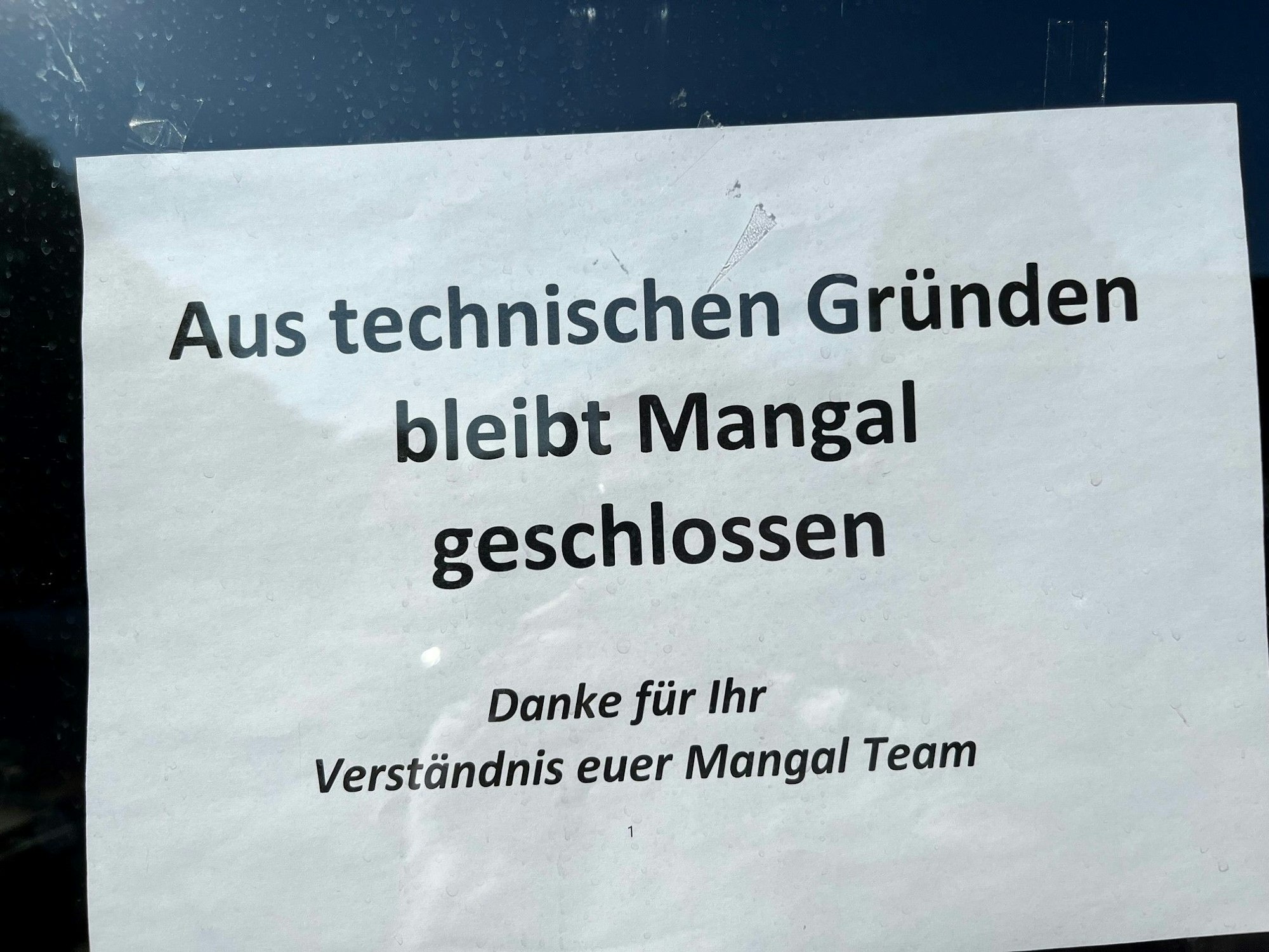Ein Schild weist darauf hin, dass die Filiale in Stommeln geschlossen ist.