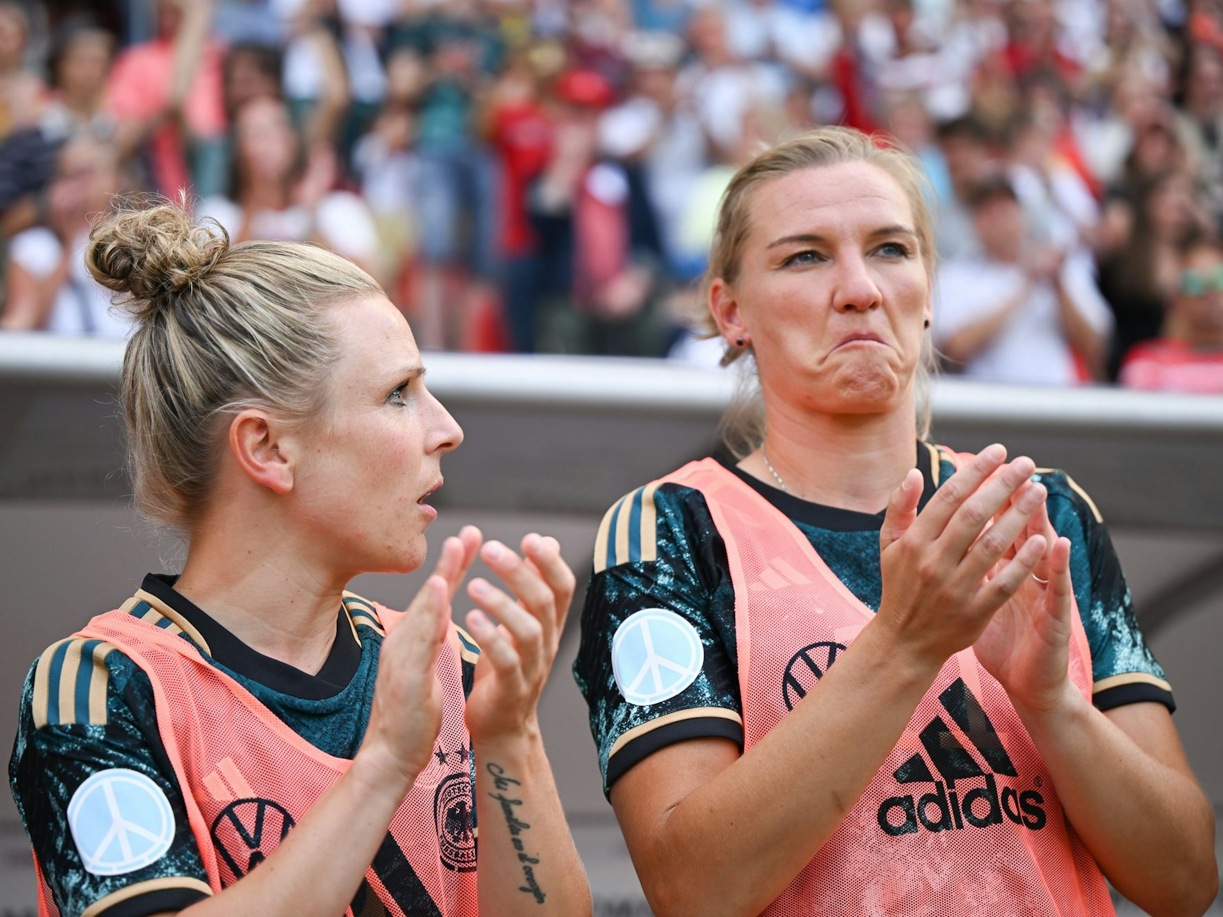Länderspiele im Stadion Bieberer Berg: Deutschlands Svenia Huth (l) und Alexandra Popp.