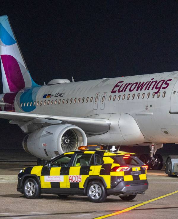 Eine Eurowings-Maschine auf dem Rollfeld in Köln.