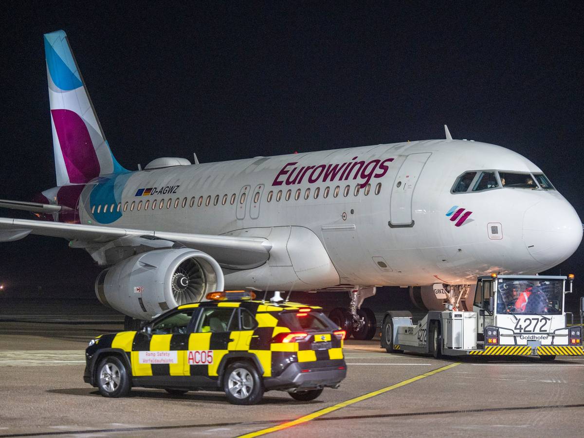Eine Eurowings-Maschine steht am 10. Februar 2023 am Flughafen Köln/Bonn