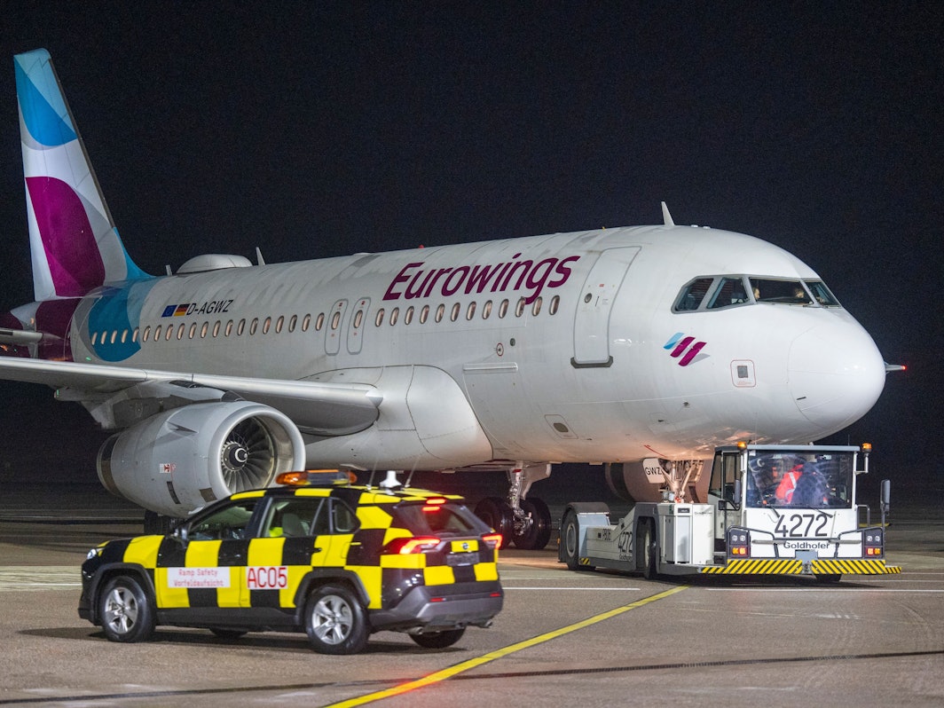 Eine Eurowings-Maschine steht am 10. Februar 2023 am Flughafen Köln/Bonn