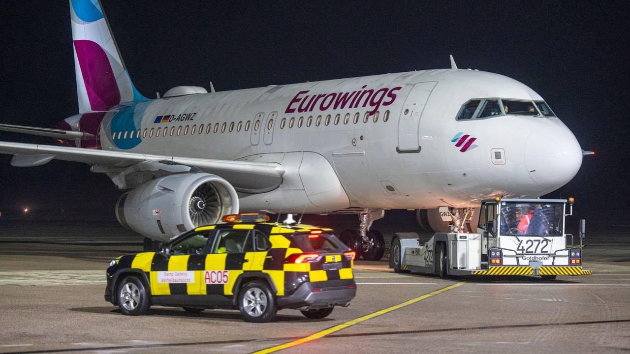 Eine Eurowings-Maschine auf dem Rollfeld in Köln.