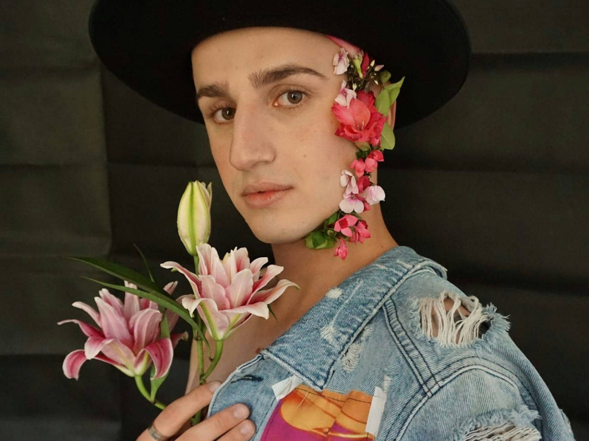 Mo Hartkopf hält Blumen in der Hand.