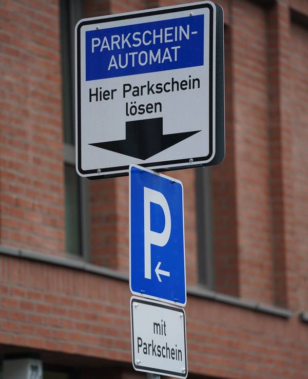Ein Hinweisschild für einen Parkschein-Automaten ist an einer Straße zu sehen.
