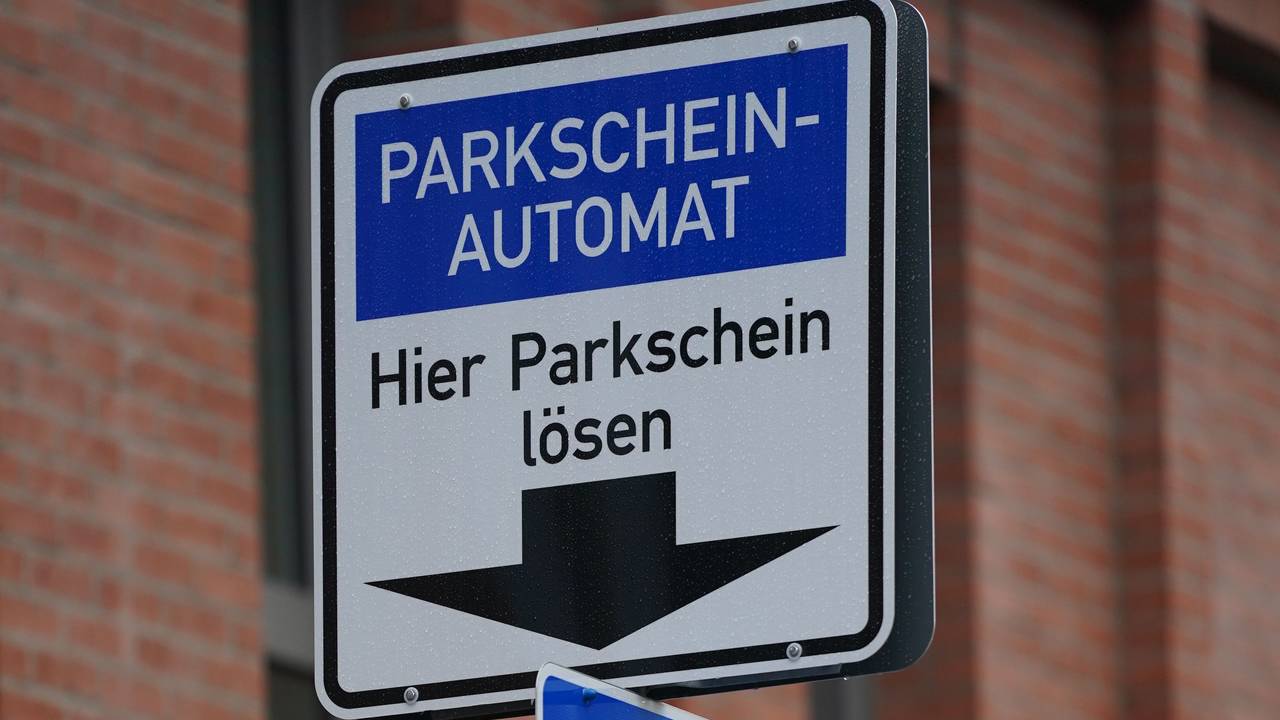 Ein Hinweisschild für einen Parkschein-Automaten ist an einer Straße zu sehen.