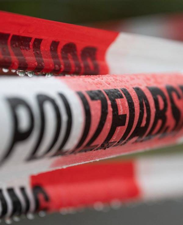 Das Foto zeigt Absperrband von der Polizei.