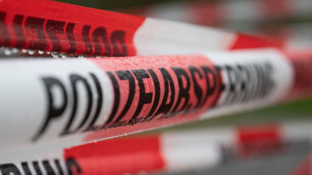 Das Foto zeigt Absperrband von der Polizei.