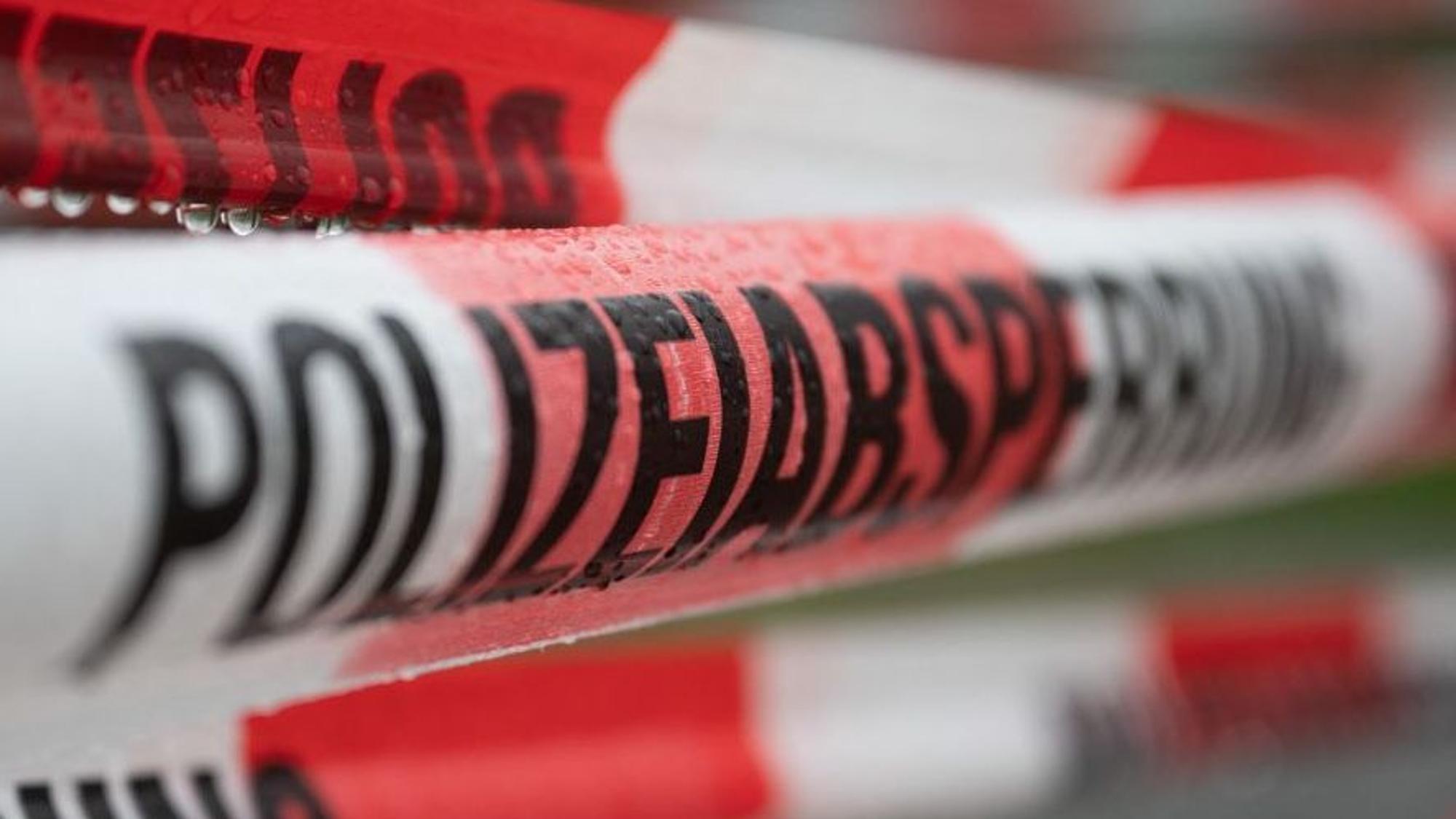 Das Foto zeigt Absperrband von der Polizei.