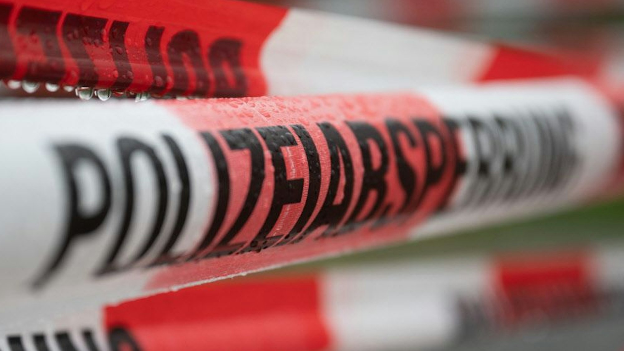 Das Foto zeigt Absperrband von der Polizei.