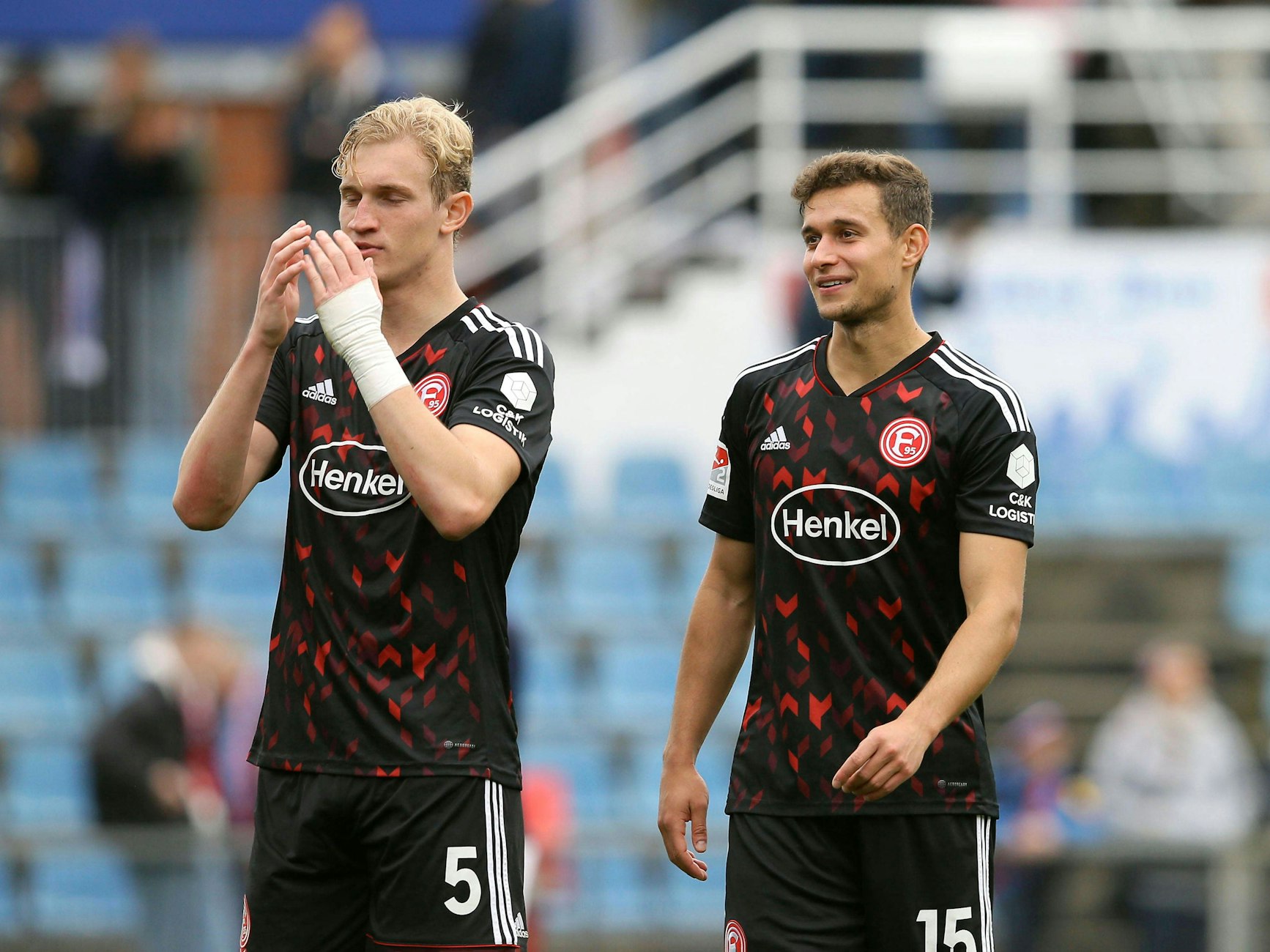 Christoph Klarer und Tim Oberdorf stehen im Spiel bei Holstein Kiel auf dem Platz.