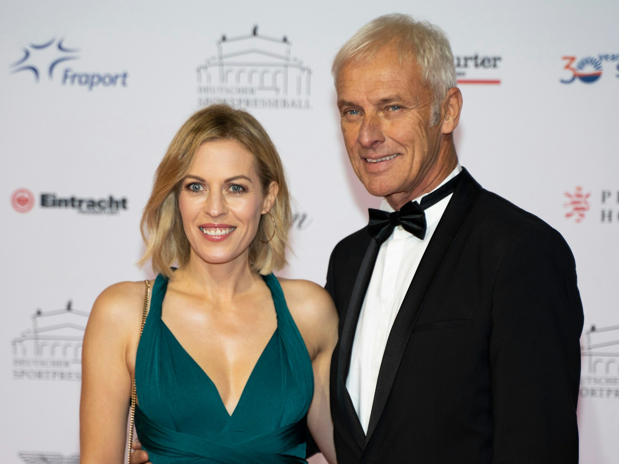 Moderatorin Jule Gölsdorf (l) und Ex-VW-Chef Matthias Müller (r) kommen vor Beginn des Deutschen Sportpresseballs an der Alten Oper an.