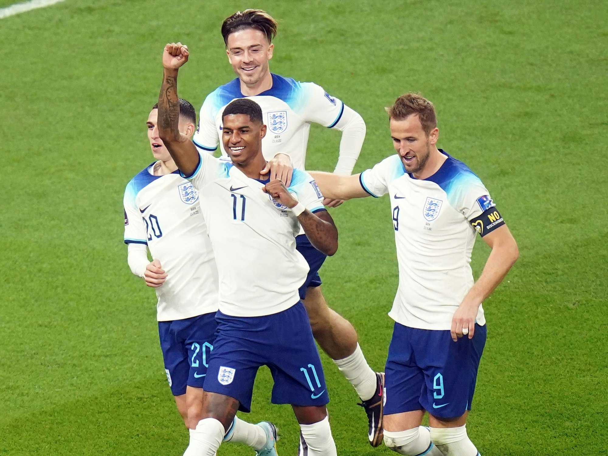 Bei der WM in Katar jubelt Marcus Rashford (Mitte) am 21. November 2022 zusammen mit Phil Foden (l.), Jack Grealish (oben) und Harry Kane (r.).