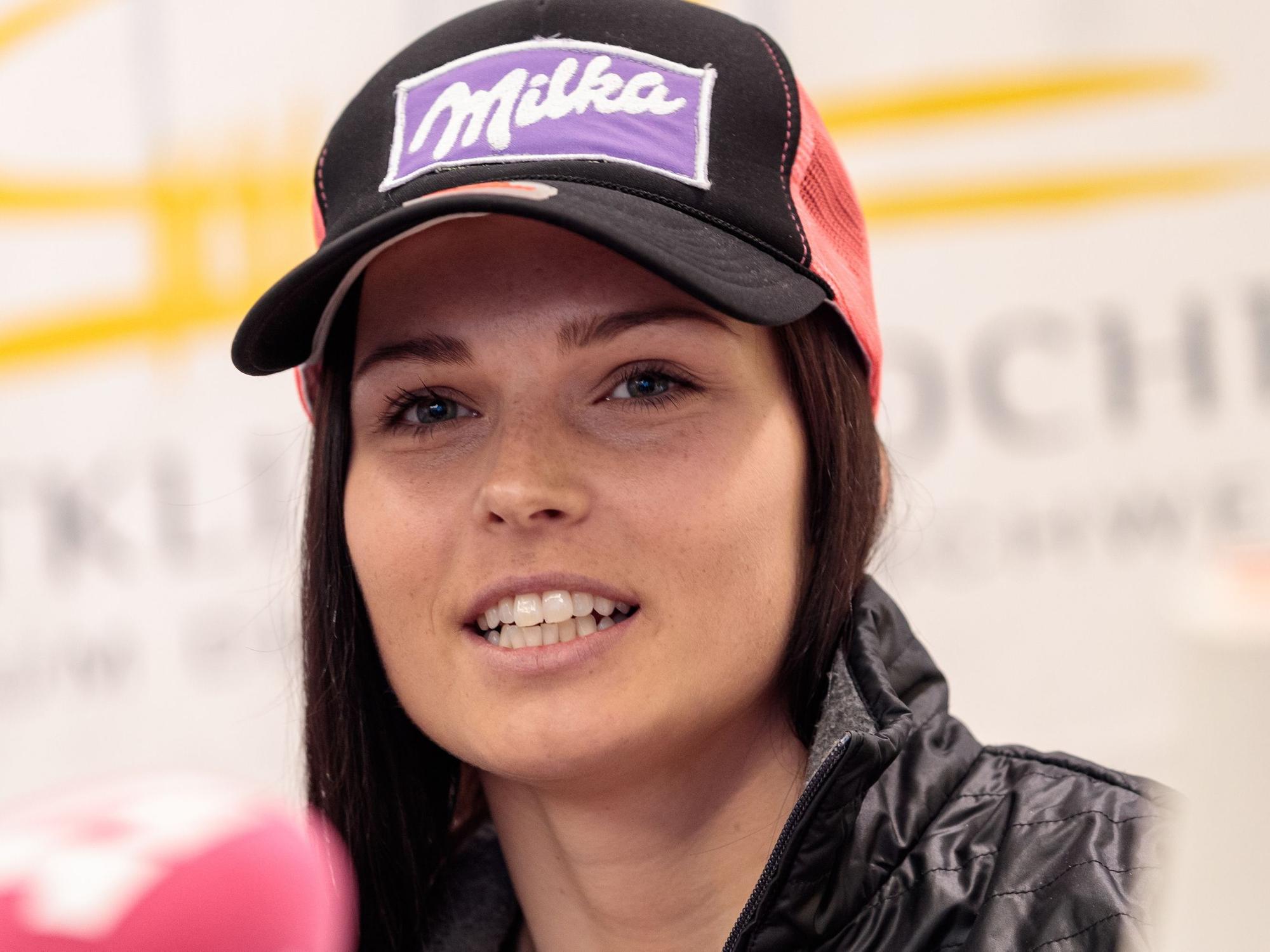Anna Veith bei einer Pressekonferenz.