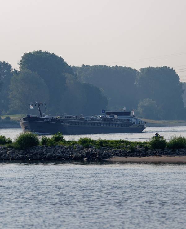 Ein Schiff fährt am Morgen auf dem Rhein bei Köln-Langel.