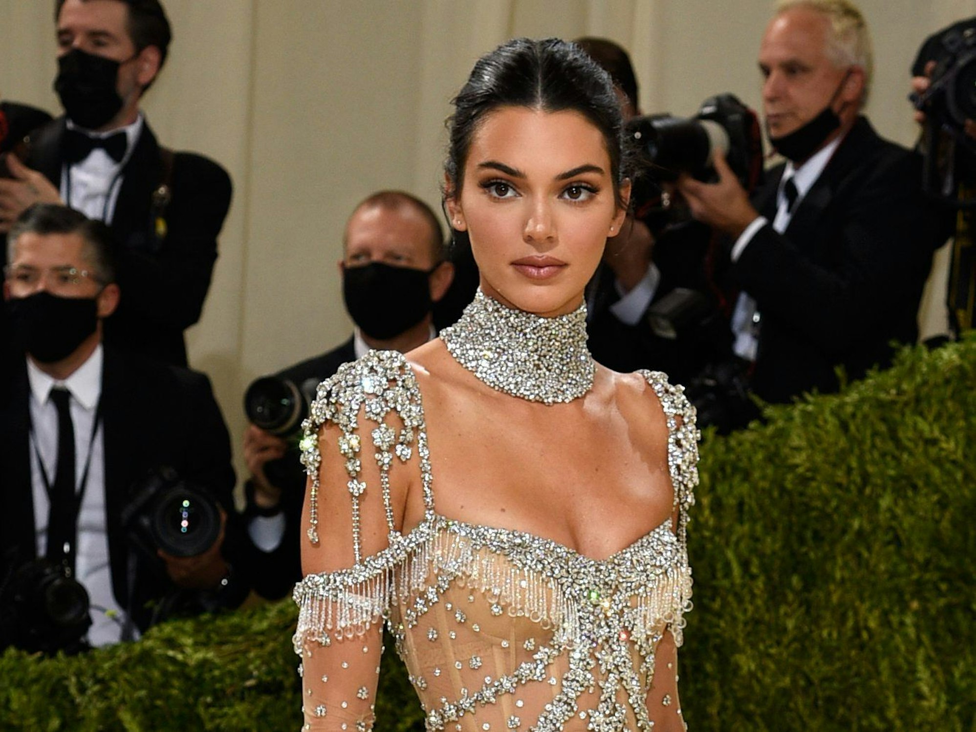 Kendall Jenner kommt zur Benefizgala des Costume Institute des Metropolitan Museum of Art anlässlich der Eröffnung der Ausstellung „In America: A Lexicon of Fashion“.