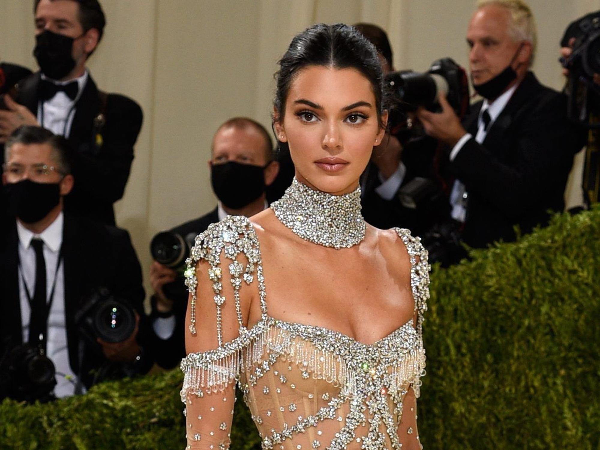 Kendall Jenner kommt zur Benefizgala des Costume Institute des Metropolitan Museum of Art anlässlich der Eröffnung der Ausstellung „In America: A Lexicon of Fashion“.