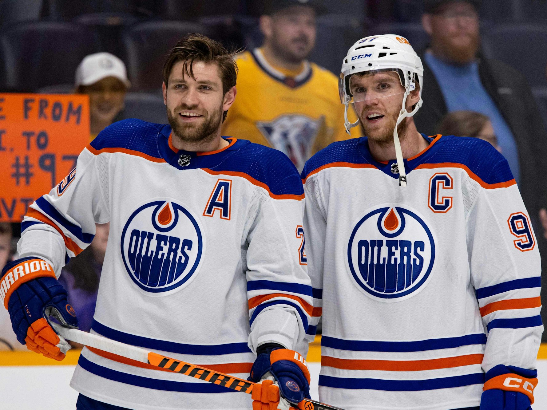 Leon Draisaitl (l.) und Connor McDavid mit gauter Laune beim Spiel der Edmonton Oilers.