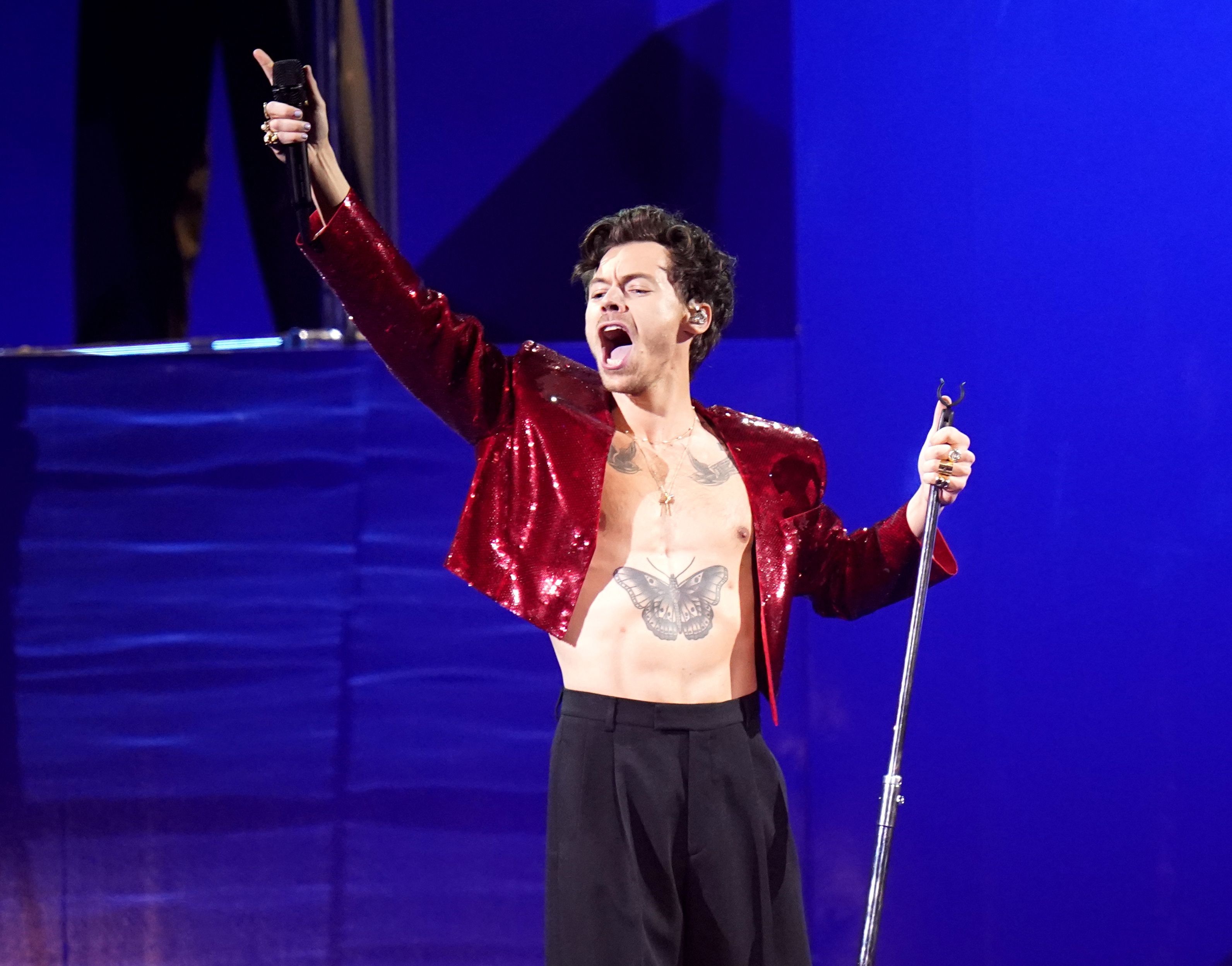 Harry Styles bei seinem Auftritt bei den Brit Awards 2023 in der O2 Arena.