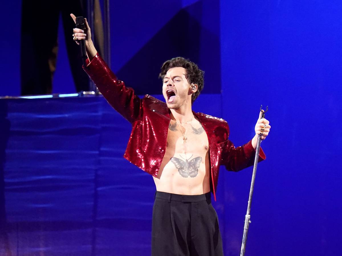 Harry Styles bei seinem Auftritt bei den Brit Awards 2023 in der O2 Arena.
