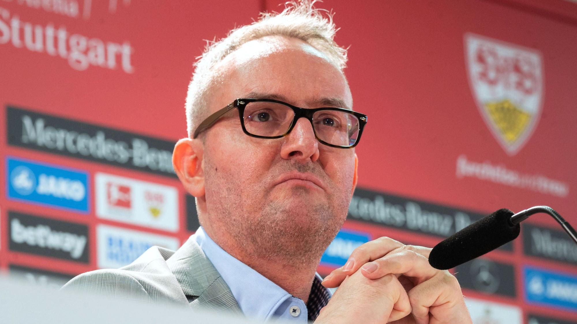 Alexander Wehrle bei einer Pressekonferenz des VfB Stuttgart.