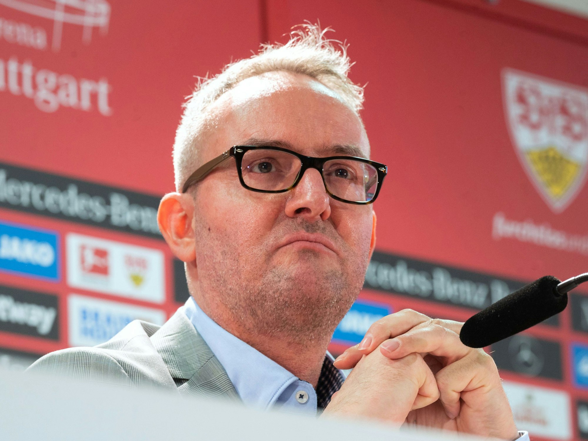 Alexander Wehrle nimmt an einer Pressekonferenz teil.