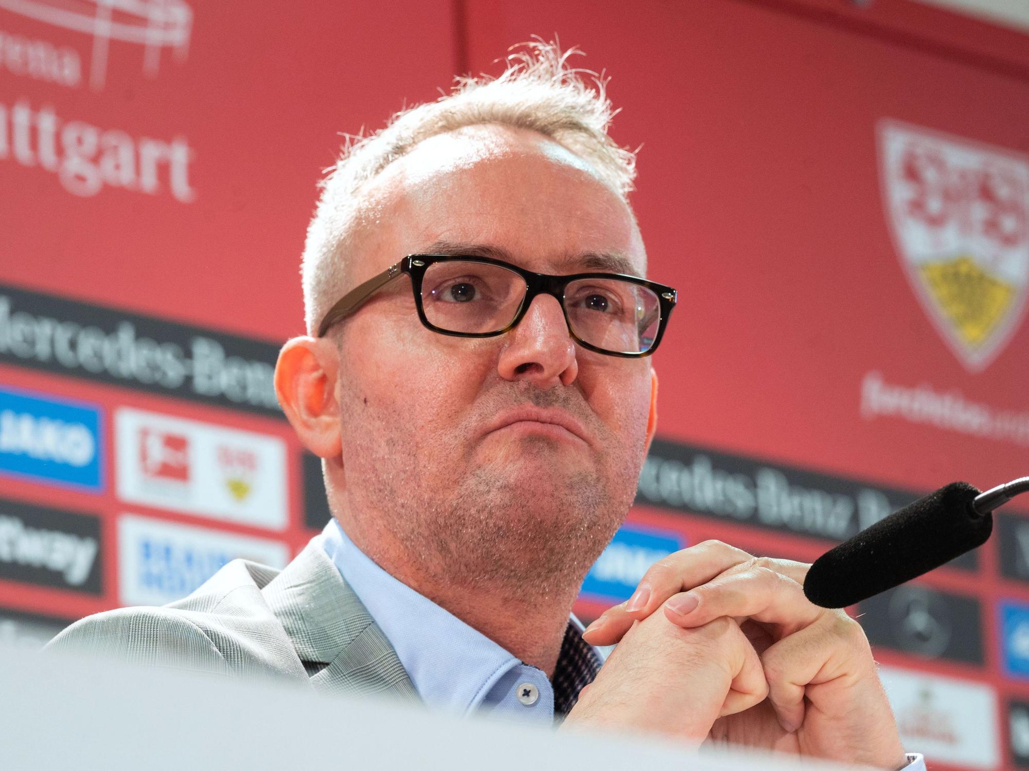 Alexander Wehrle, Vorstandsvorsitzender VfB Stuttgart, nimmt an einer Pressekonferenz teil.