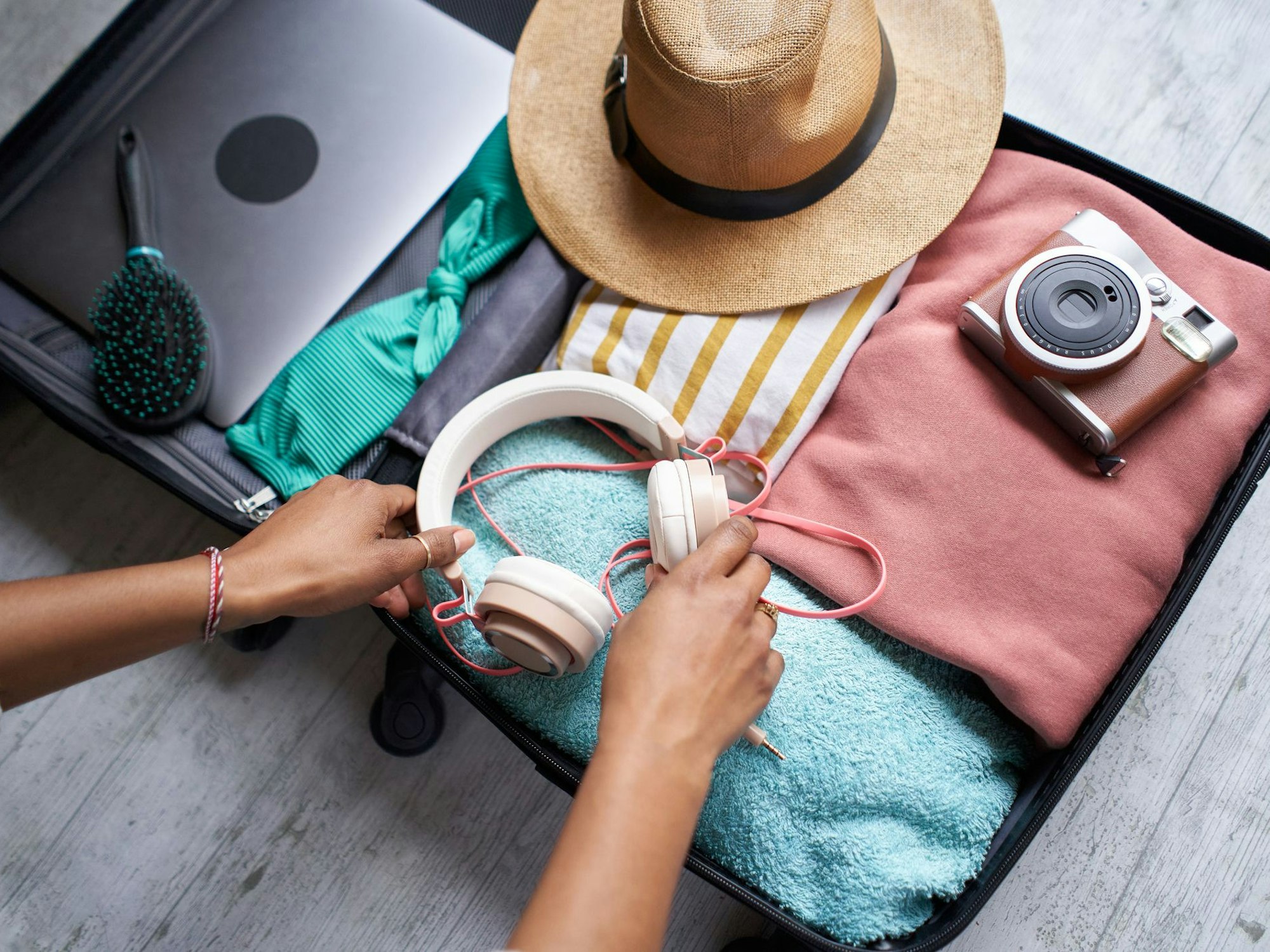 Eine Frau packt einen Koffer.