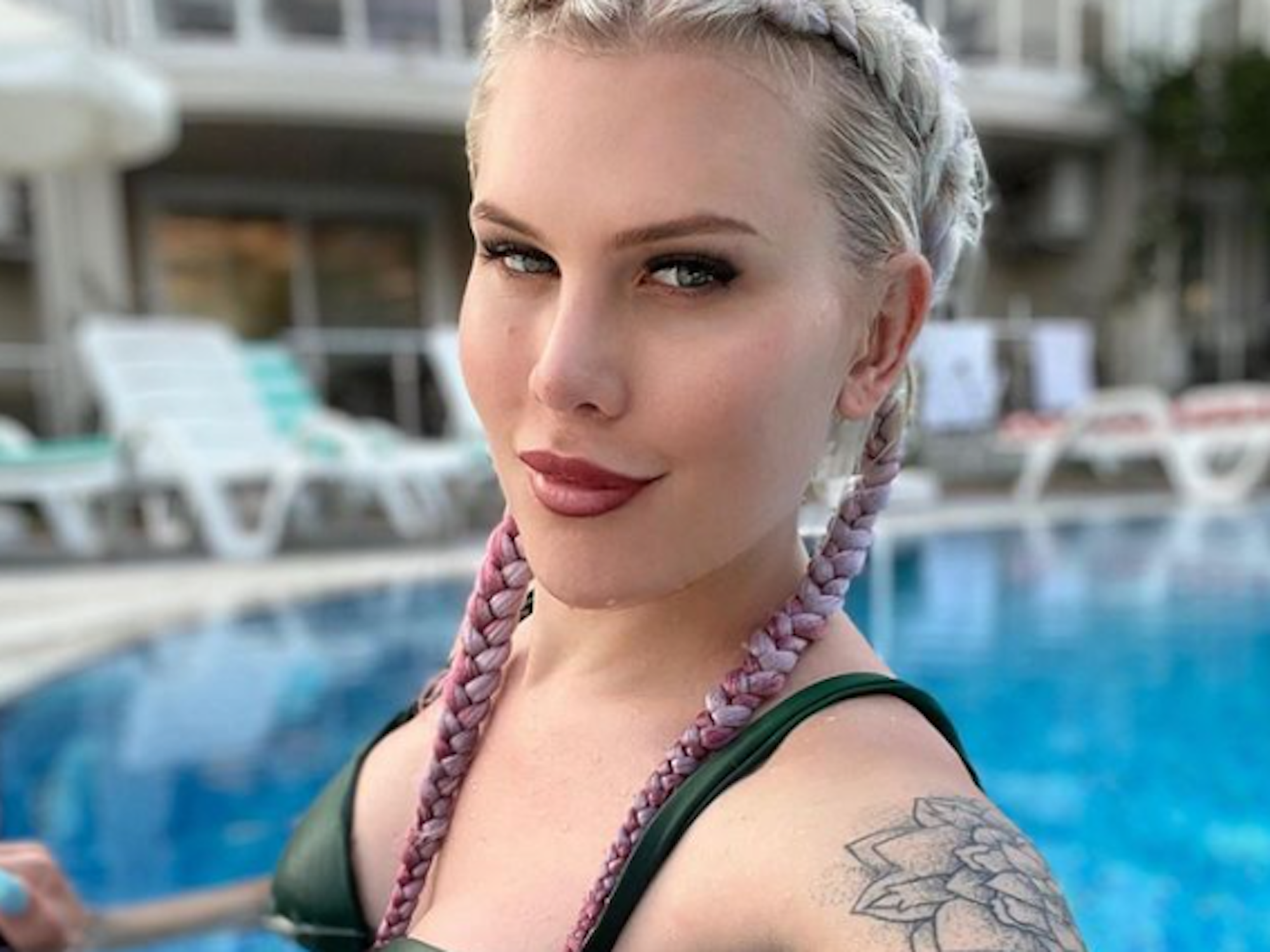 Arielle Rippegather lächelt in die Kamera.