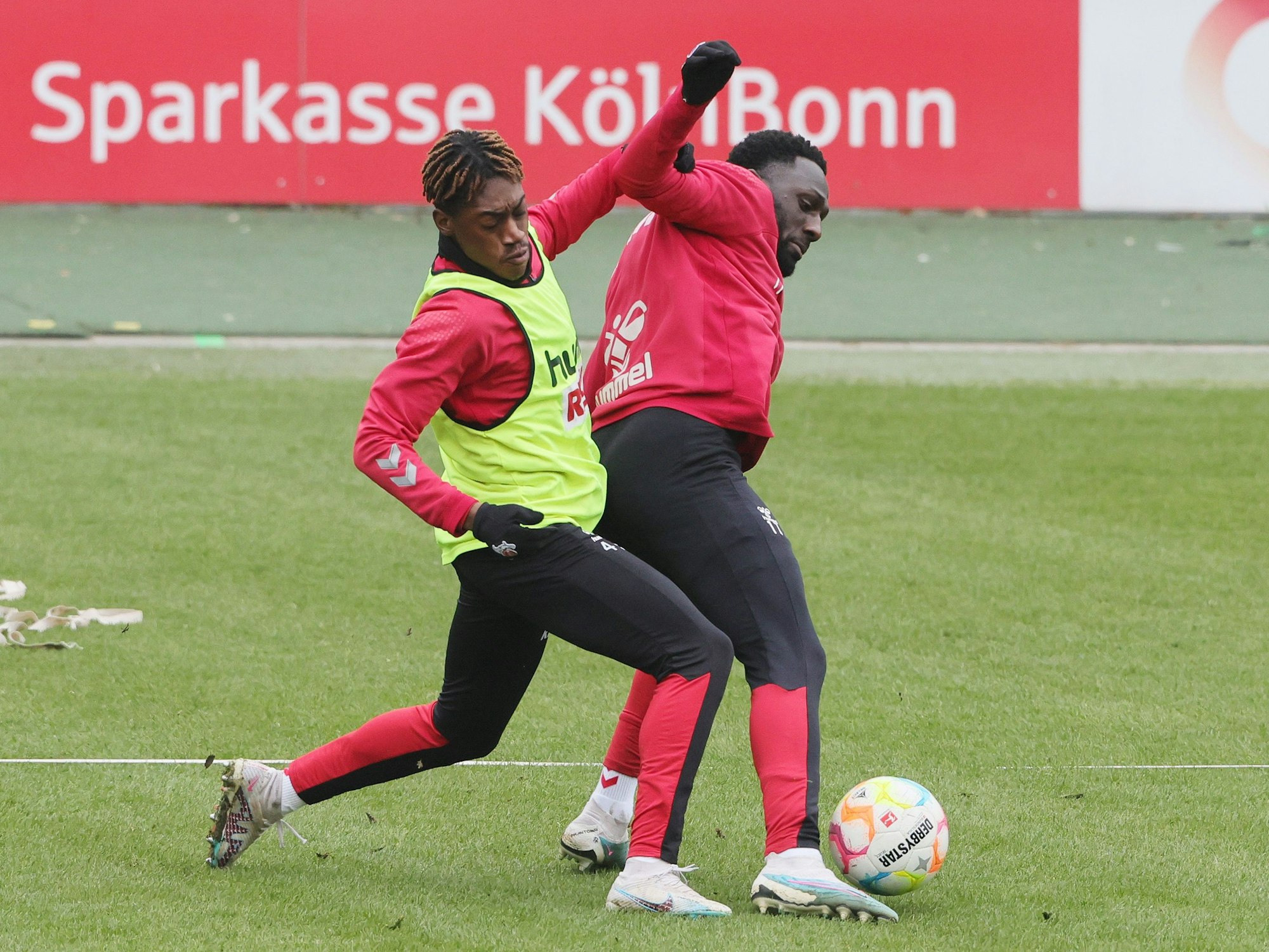 Justin Diehl und Kingsley Schindler kämpfen um den Ball.