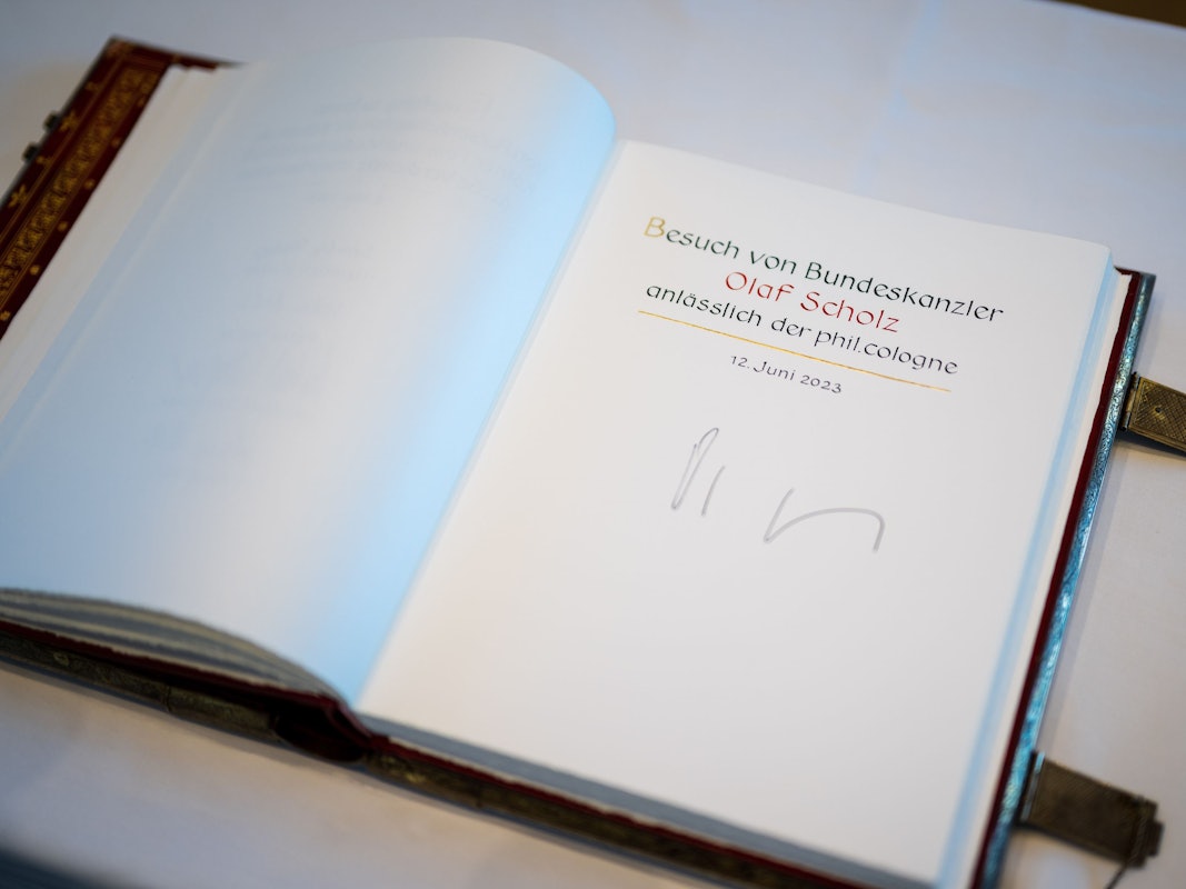 Eintrag von Olaf Scholz im Goldenen Buch der Stadt Köln