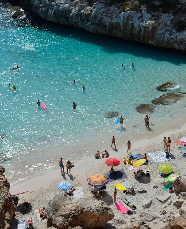 Menschen an einer Bucht auf Mallorca.