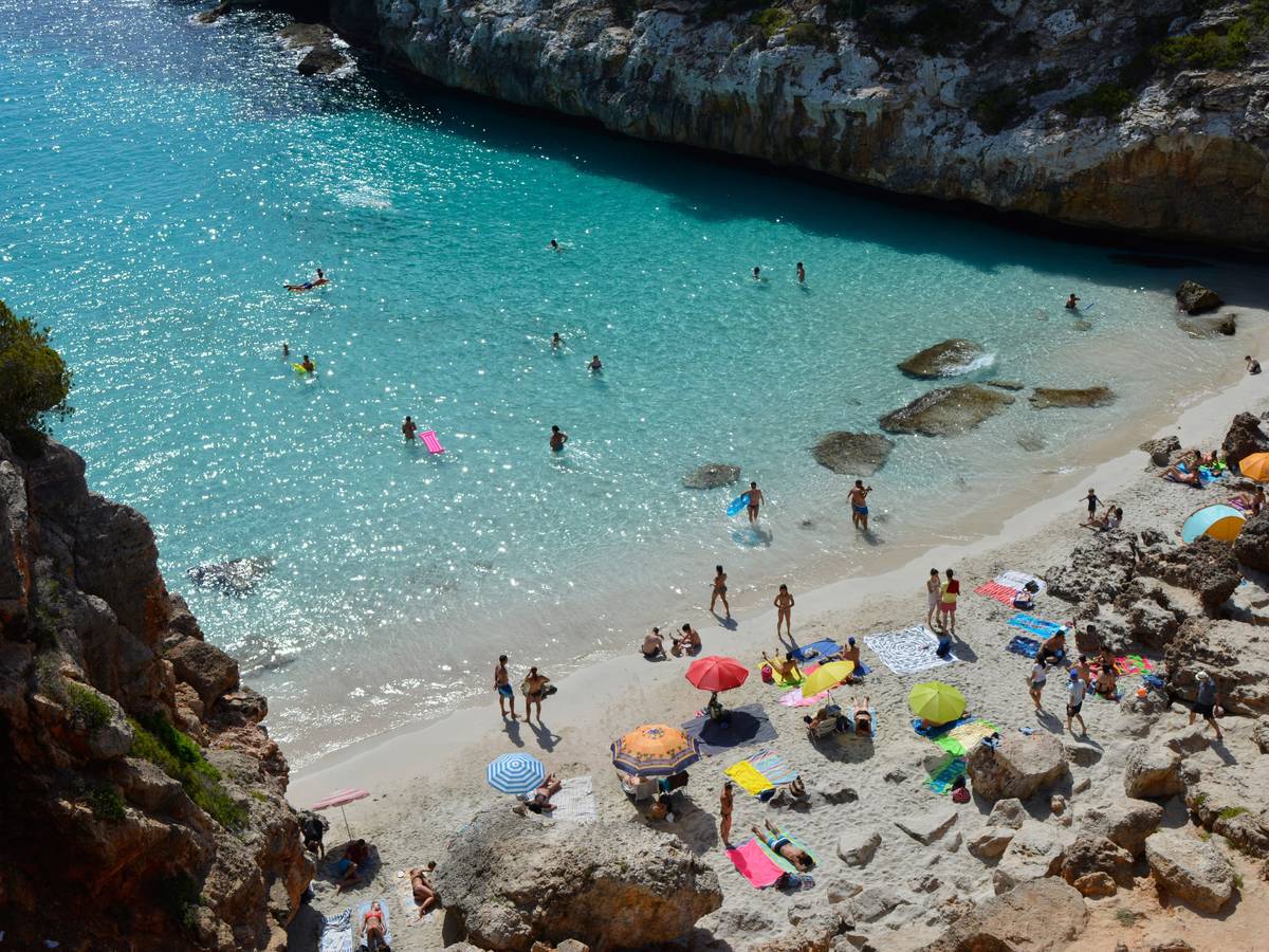 Menschen an einer Bucht auf Mallorca.