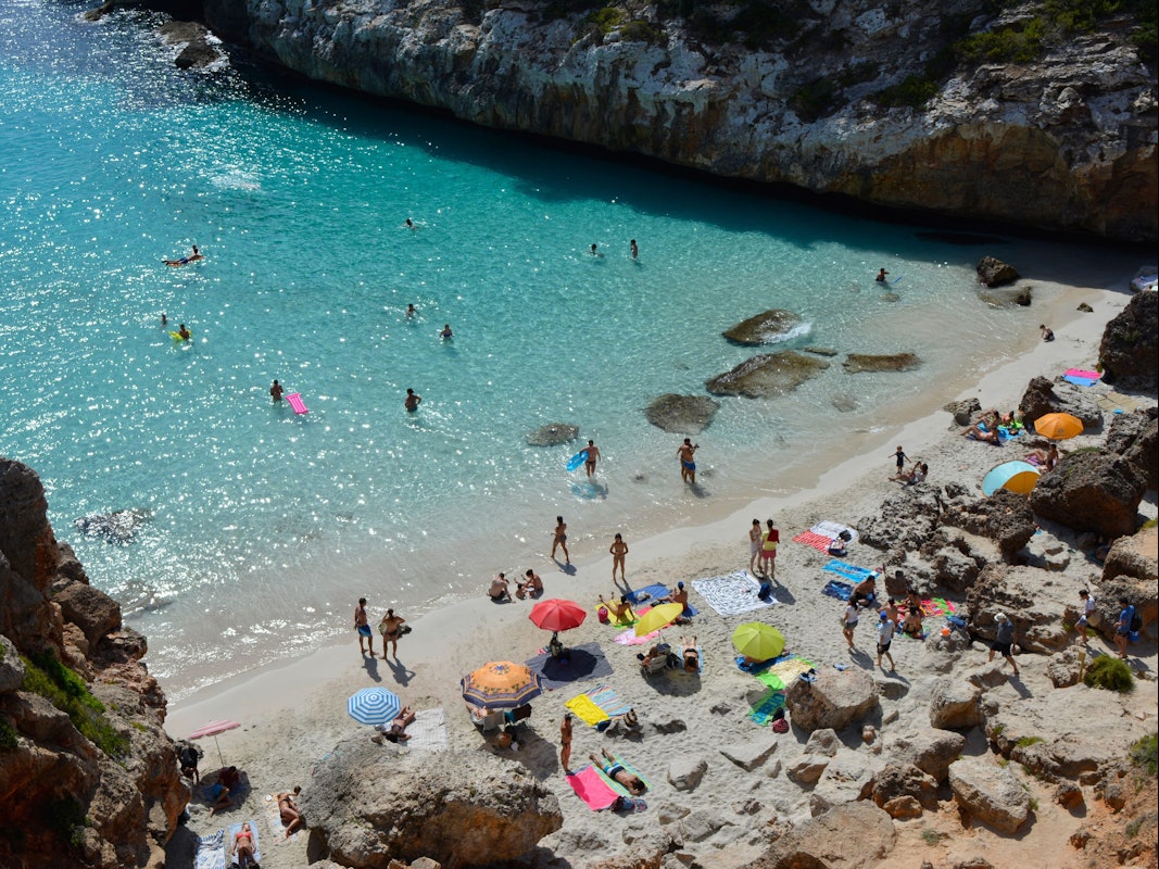 Menschen an einer Bucht auf Mallorca.