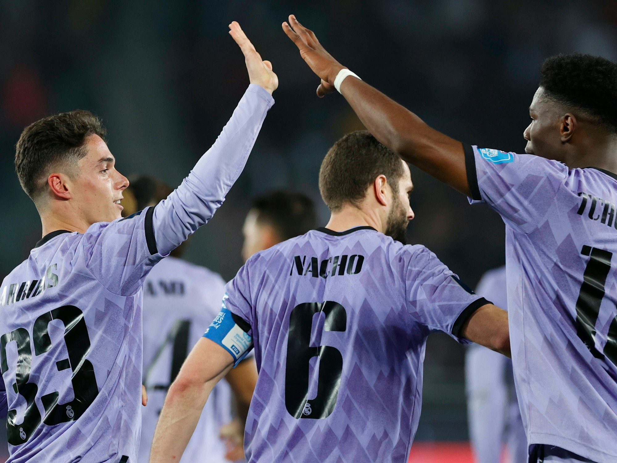 Sergio Arribas (l.) und Aurélien Tchouaméni (r.) klatschen sich nach einem Treffer ab.