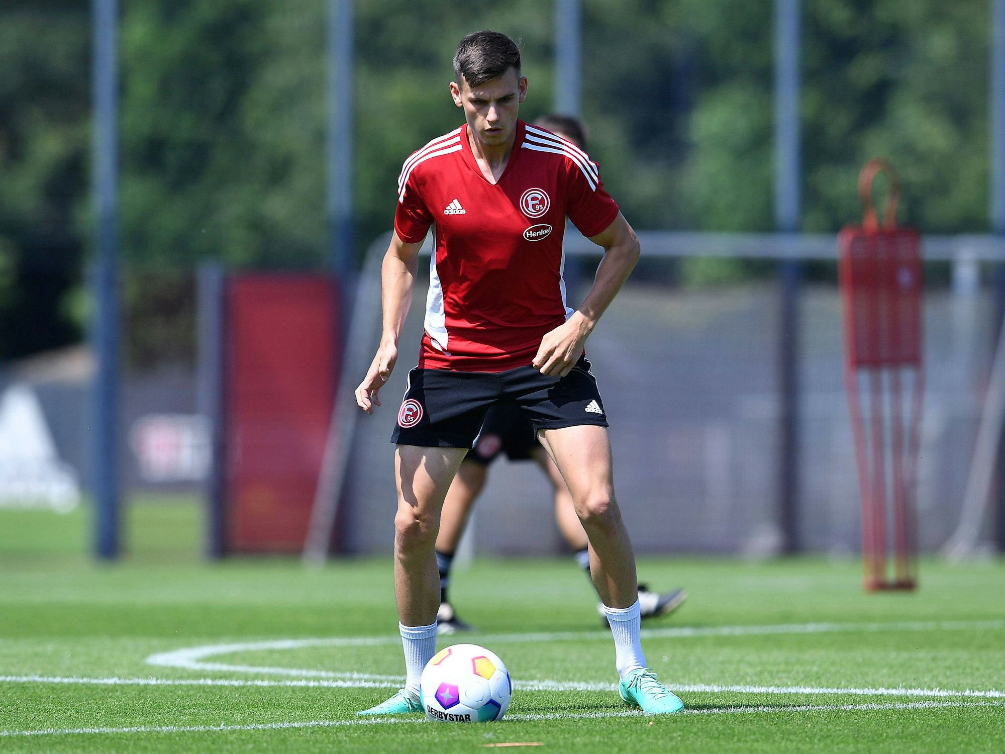 Yannik Engelhardt führt den Ball im Training von Fortuna Düsseldorf.
