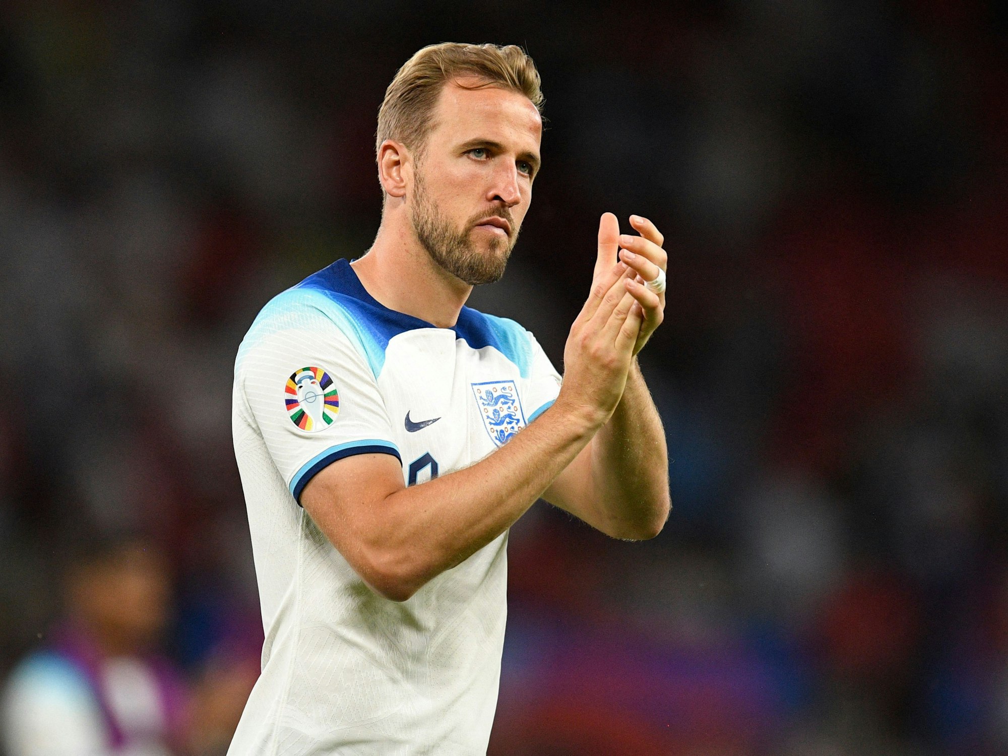 Harry Kane applaudiert.
