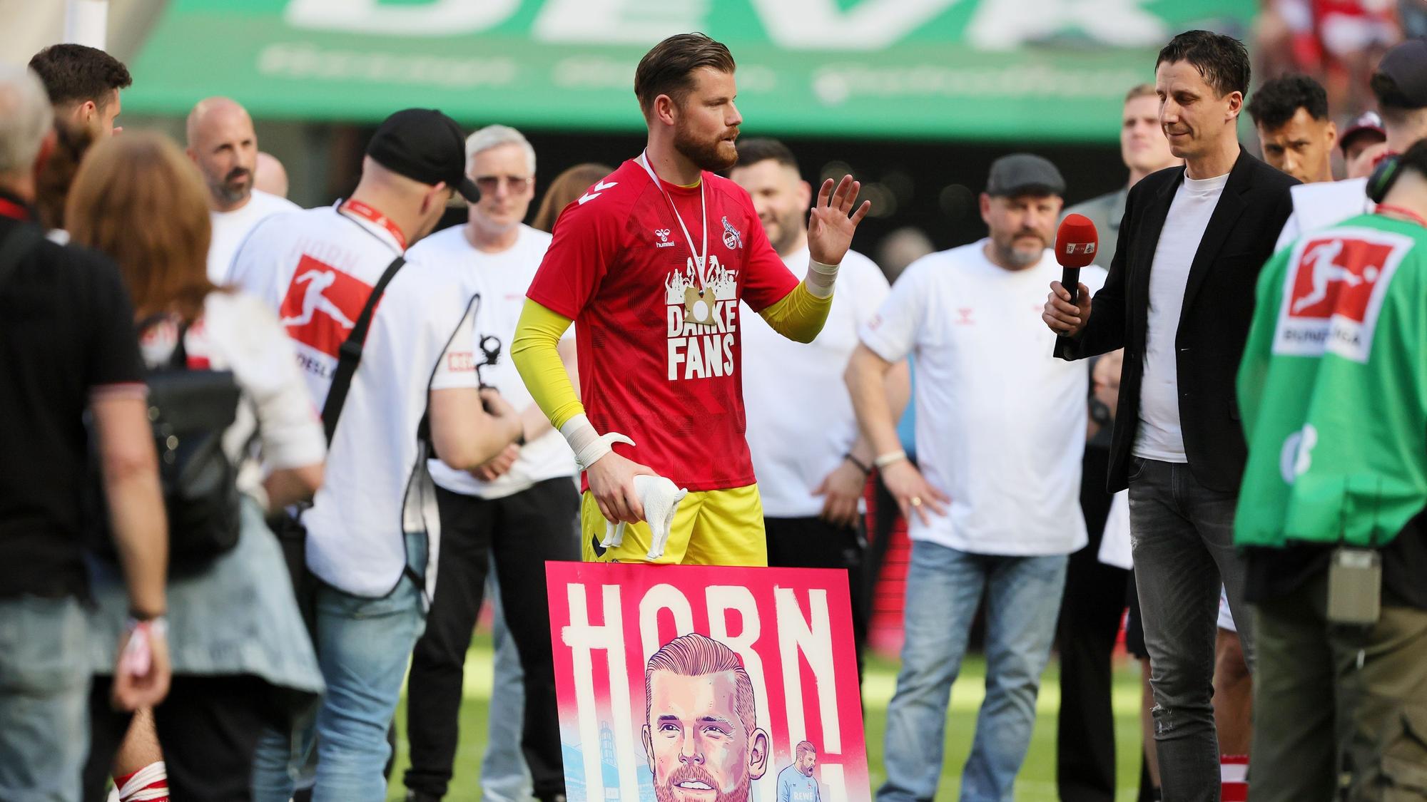 Timo Horn wird von Christian Keller beim 1. FC Köln verabschiedet.